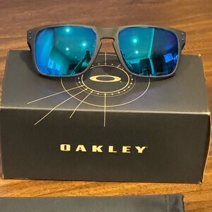 Men’s Oakley Polarized sunglasses-Prism lens.